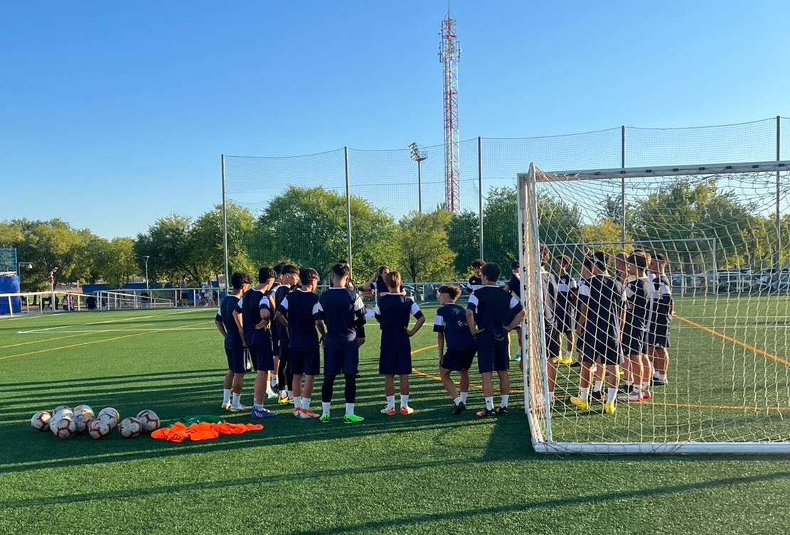 AD_Alcorcon's tweet photo. #ADABase
Poco a poco nuestros equipos van comenzando sus respectivas pretemporadas.

Esta semana #CadeteA, #CadeteB, #InfantilA y #AlevínA se han unido a los juveniles que ya estaban 🔛

#MásQueNunca 💪🏼 https://t.co/Uq40N7u9y2