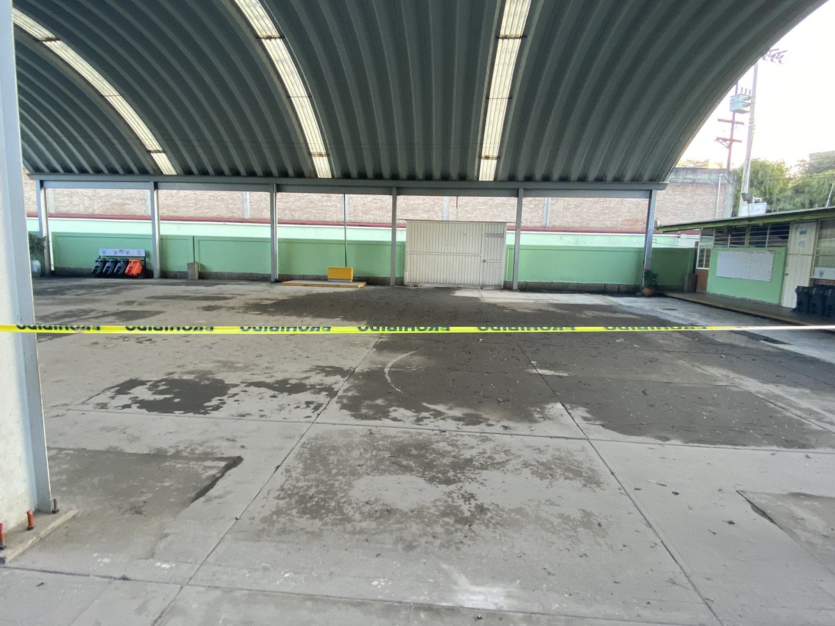 lacrijuji's tweet photo. Primaria Josefa Ortiz de Domínguez, en Toluca Edo. de México. Requerimos apoyo del @Edomex para su atención y limpieza de la institución ya que no nos han brindado ninguna atención a la misma, mencionando que no les corresponde. @TinocoGRogelio 
@TolucaGob . @SEP_mx https://t.co/8WsVHlqvcV