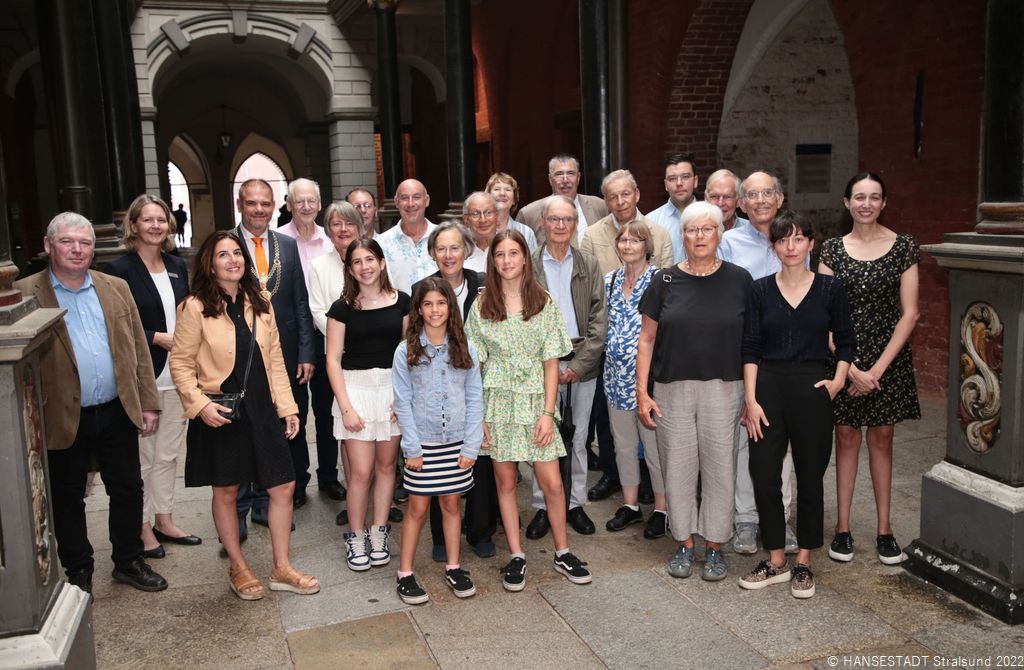 The #Jewish family #Blach once owned a flourishing leather business in #Stralsund, #Germany - until they were #Nazi-persecuted. Last week, 15 descendants of the Blach family from the US, Netherlands and UK met each other for the very 1st time in Stralsund: bit.ly/3AgVEf3