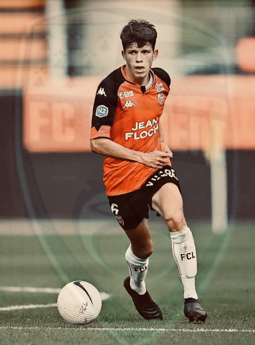 Vlataner's tweet photo. 🚨#FlashTalent🚨 - [Episode 4] - #National2 | @Ligue1UberEats 

🔍- Paul BELLON 

📍- MDC / MC 

🎂- 22 ans (1m75)

⚽️ - @FCLorient / #FCL B 🟠⚫️

➕: Capitaine, intelligent, élégant, scan &amp; vision de jeu, excellent dans la passe, métronome, efficace dans le dribble &amp; à la recup. https://t.co/Gl8DoBhZJu