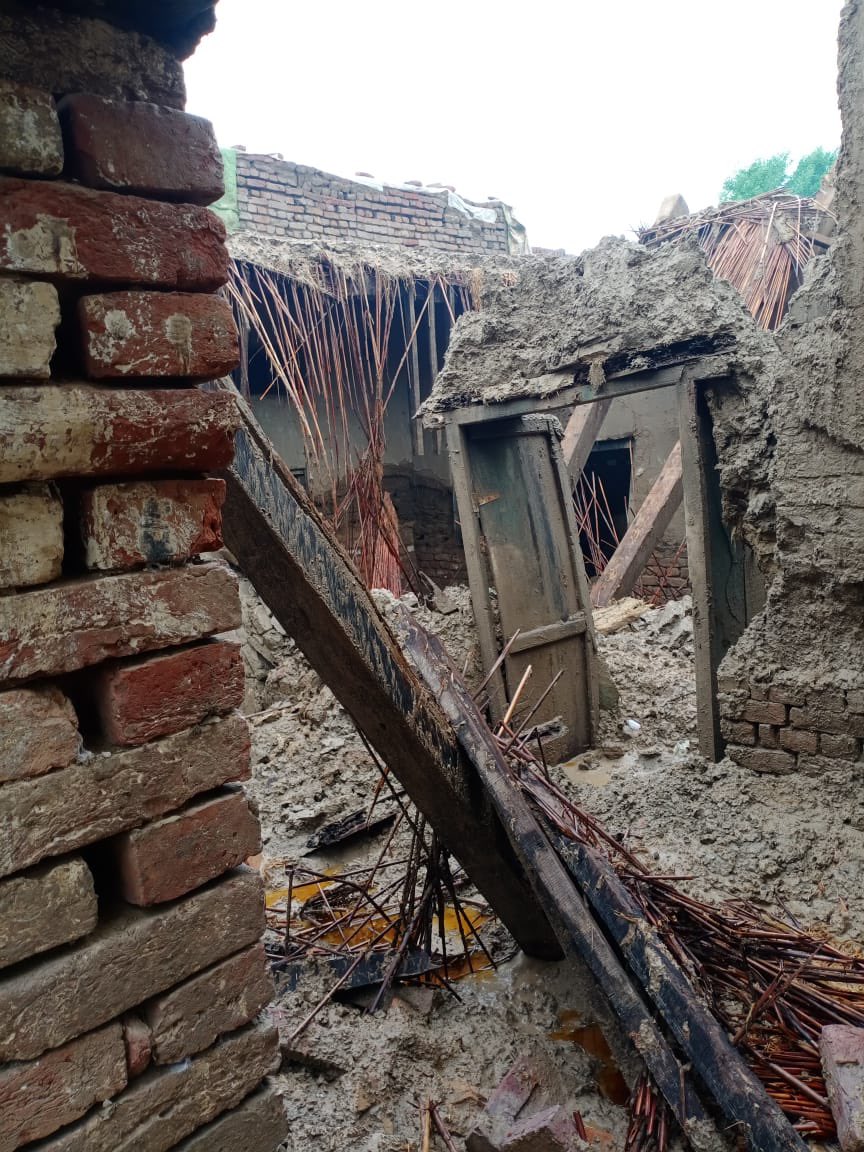 sidraah08's tweet photo. Destruction in villages of sindh is breaking my heart,
Got in touch with our village residents and I was told that more than 300 houses have been grounded and many are on verge of falling.. another spell of heavy rain is predicted in two days.. https://t.co/oy6piVOEWB