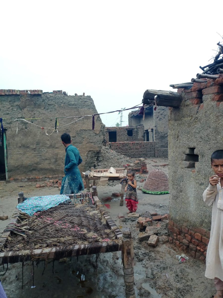 sidraah08's tweet photo. Destruction in villages of sindh is breaking my heart,
Got in touch with our village residents and I was told that more than 300 houses have been grounded and many are on verge of falling.. another spell of heavy rain is predicted in two days.. https://t.co/oy6piVOEWB