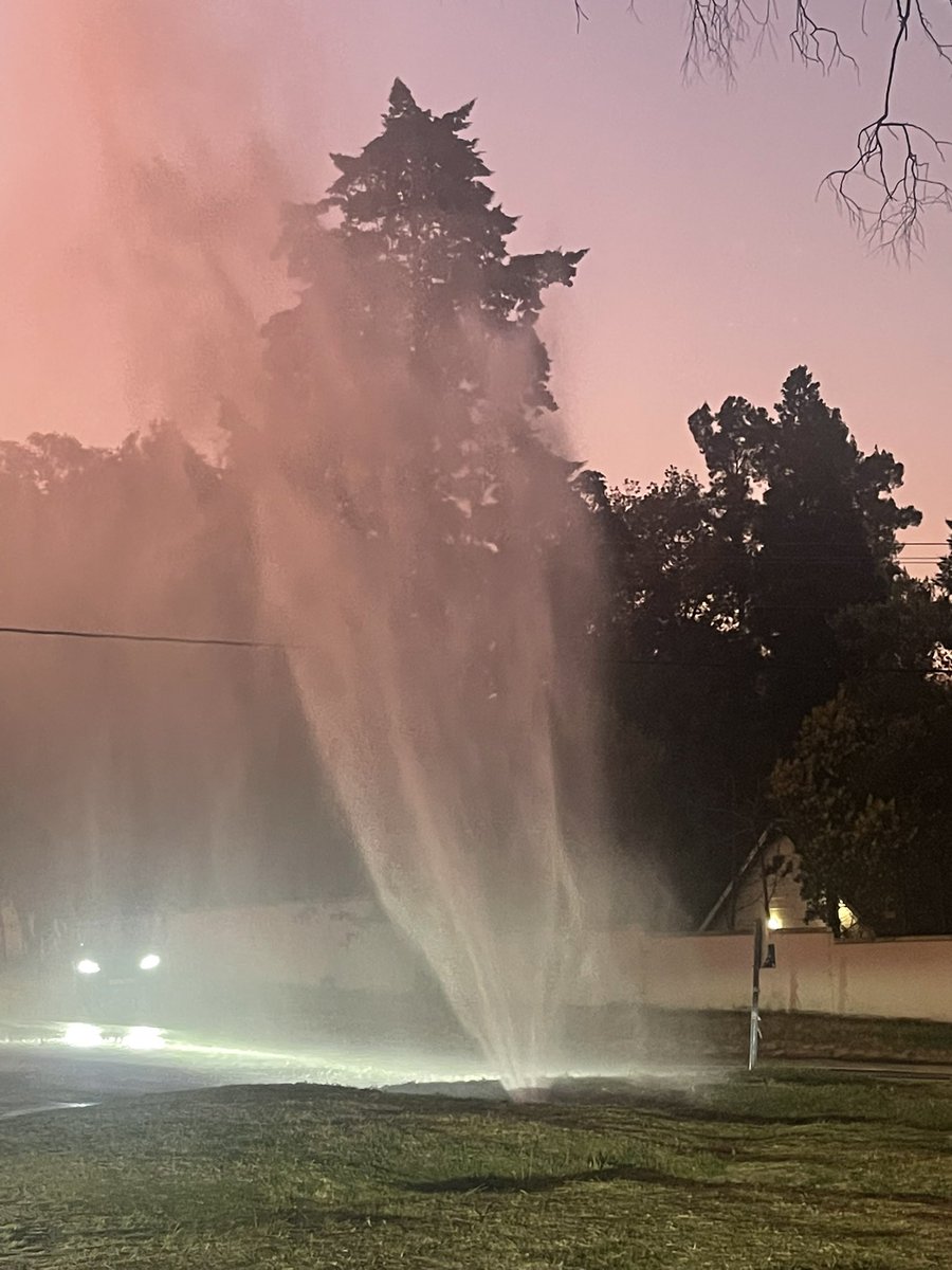 PhoenixMovazz's tweet photo. @LyndaShacks @CityofJoburgZA burst pipe on the corner of St Audley and West Hereford. Please investigate. https://t.co/Tk61SQj7Oh