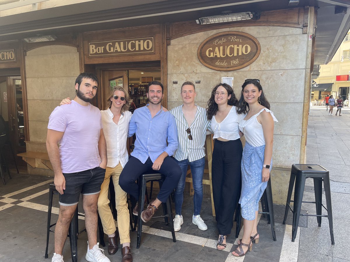 berna_leon's tweet image. La de trabajar no nos la sabemos @AntxonArizaleta @javiersoriaesp @unaioyon @20Anaaa @tessamondria