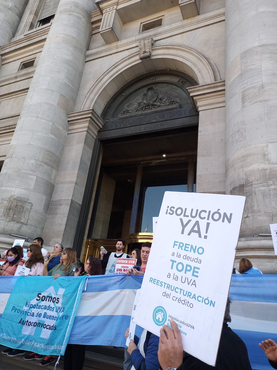 hipotecadosuva's tweet photo. La política pública de acceso a la vivienda entregada al sistema financiero. #HipotecadosUVA vamos a defender nuestras casas. Freno a la #UsuraUVA !!!
@sbatakis @CarlosHeller @AliAparicioOK @ceciliamoreauok @SergioMassa @alferdez https://t.co/wJBUN8MbxU