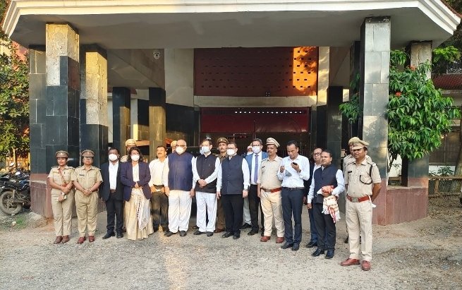 sharma_barnali's tweet photo. Honourable Chief Justice R. M. Chhaya of Gauhati High Court accompanied by Hon. Justice N. K. Singh and Hon. Justice S. Saikia visited the Central Jail Guwahati, today and inspected the prison premises.
#Guwahati #AssamPrisons https://t.co/qFPPFcz25g