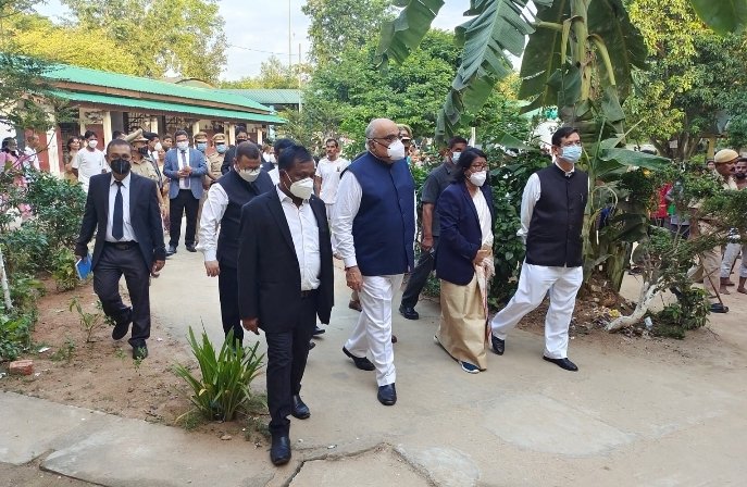 sharma_barnali's tweet photo. Honourable Chief Justice R. M. Chhaya of Gauhati High Court accompanied by Hon. Justice N. K. Singh and Hon. Justice S. Saikia visited the Central Jail Guwahati, today and inspected the prison premises.
#Guwahati #AssamPrisons https://t.co/qFPPFcz25g
