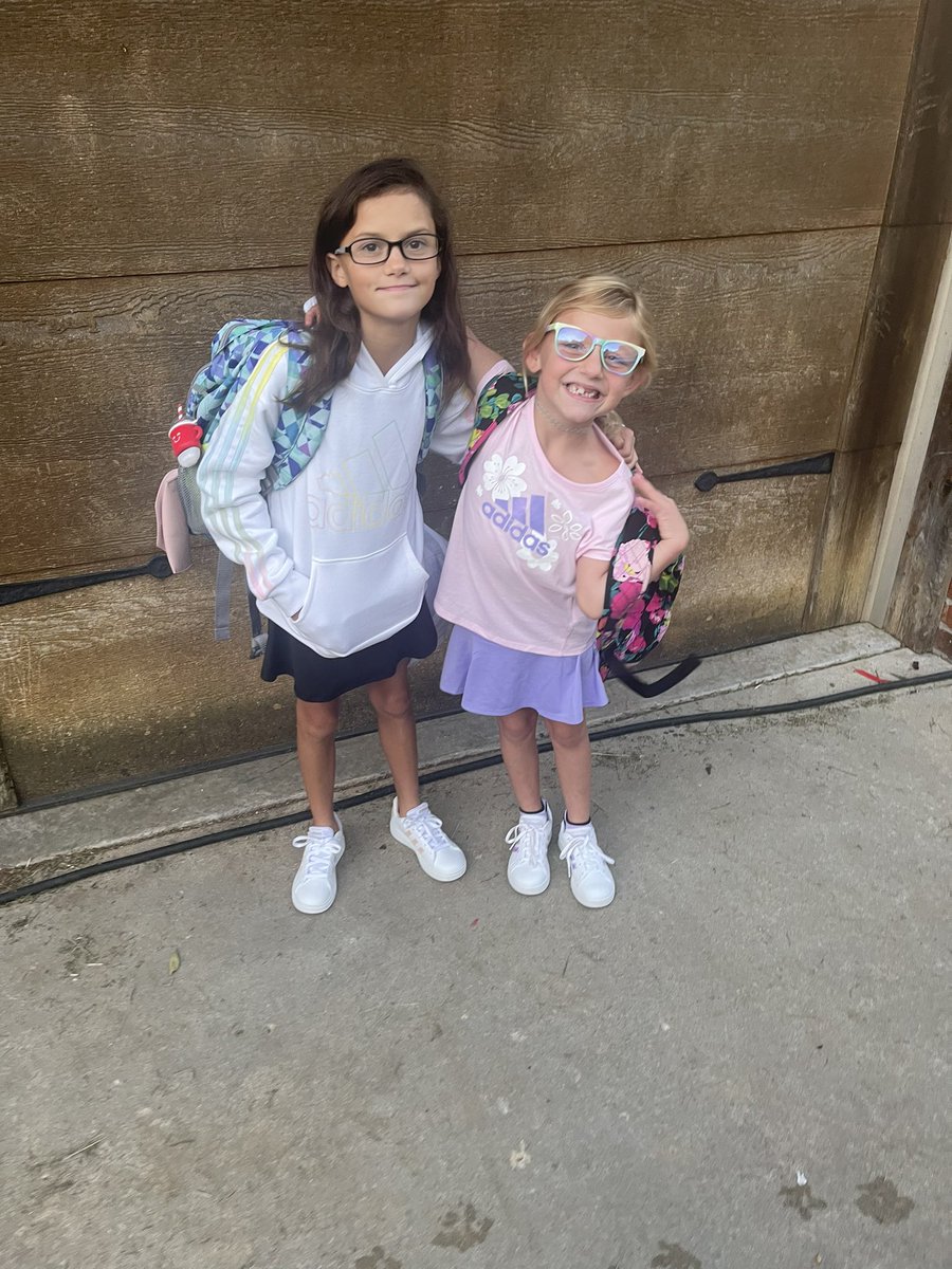 plfoster19's tweet photo. First day of school for our 6th grader Michaela and 1st grader Brooklynn @CleverBluejays @momod32 https://t.co/IjakoFIEMF