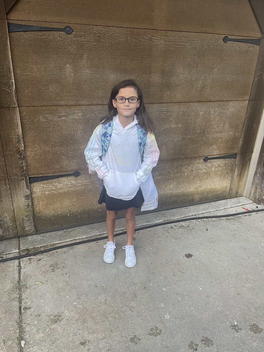 plfoster19's tweet photo. First day of school for our 6th grader Michaela and 1st grader Brooklynn @CleverBluejays @momod32 https://t.co/IjakoFIEMF