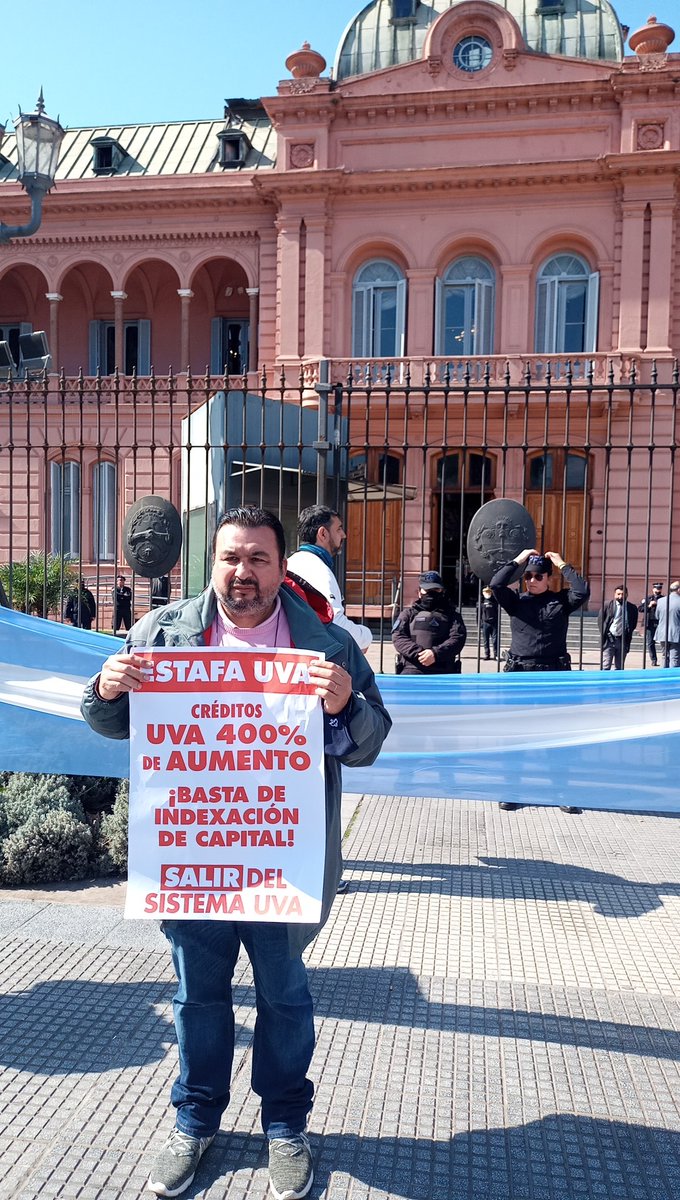 hipotecadosuva's tweet photo. La #SolucionUVA es política @alferdez . Las familias trabajadoras #HipotecadosUVA estamos pagando un crédito usurero que solo beneficia a los bancos. Freno a la #UsuraUVA !!!
@sbatakis @ceciliamoreauok @CarlosHeller @SergioMassa @AliAparicioOK https://t.co/fK00MMG2zk
