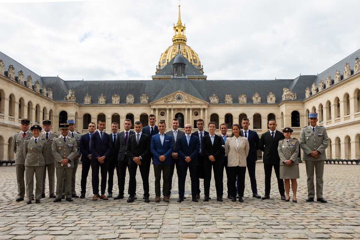 CdC_8eBCP's tweet photo. [Ils sont les futurs chefs militaires de demain]
15 Officiers Sur Titre ont signé leur contrat d’engagement ce matin à @INI_Invalides et rejoignent dès aujourd'hui @SaintCyrCoet.

➡️Pour plus d'informations sur le recrutement des officiers, rendez-vous sur https://t.co/mOgTwfJN5Y https://t.co/s0aje7jjLi
