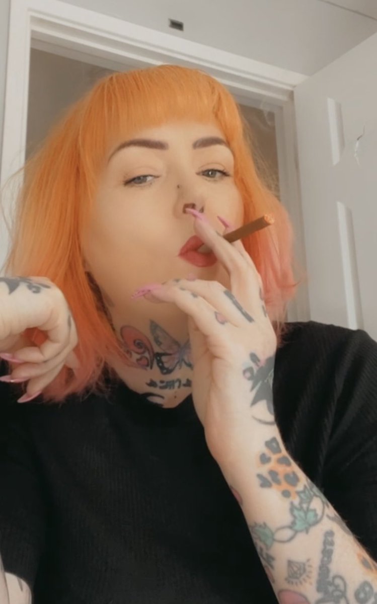BlowsMaryjane's tweet photo. #cigbreak #rolledleaves #menthols #smokingqueen 🔥💨🔥 https://t.co/RIcSbiwYQF
