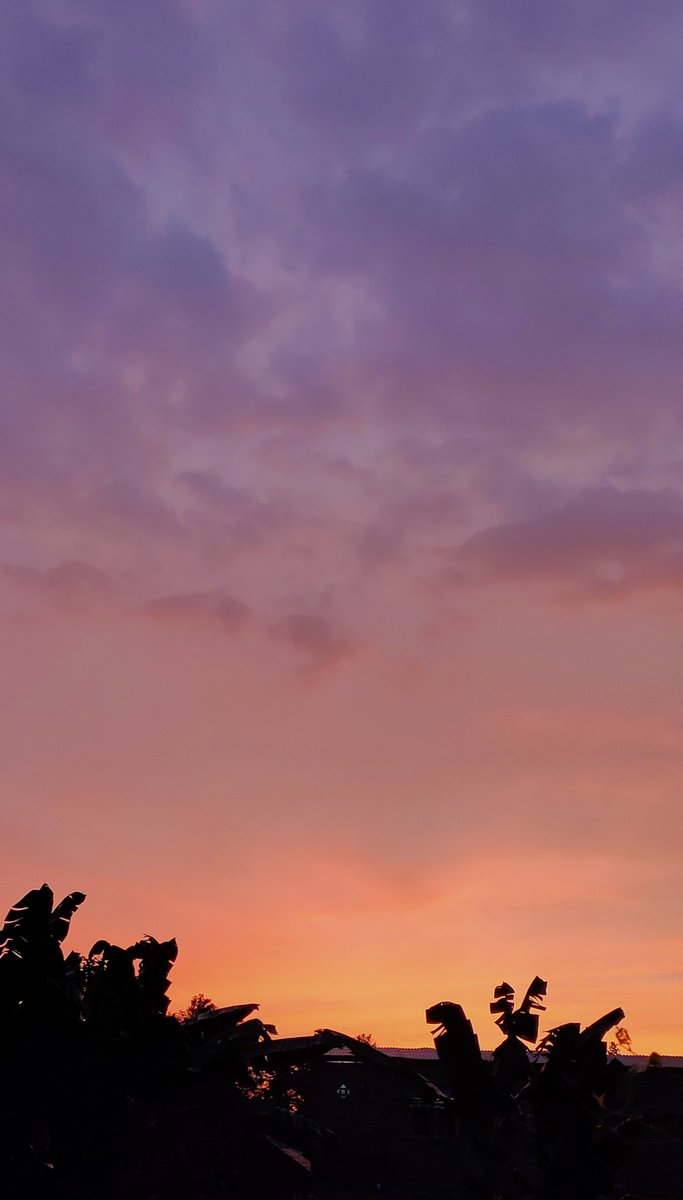 cekoolaaa's tweet photo. @tanyakanrl sunset depan rumah https://t.co/Utkxfjety2