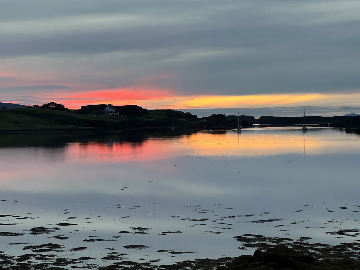 PurpleHeather17's tweet photo. A stunning sunset on the Isle of Skye, this island is just incredible.
#isleofskye #Scotland #photography #landscapes #sunsets #livefortheday #travelphotography #traveling #bucketlist #VisitScotland #privatetours #bespoketours #VisitScotland https://t.co/qFaJc3TF1x