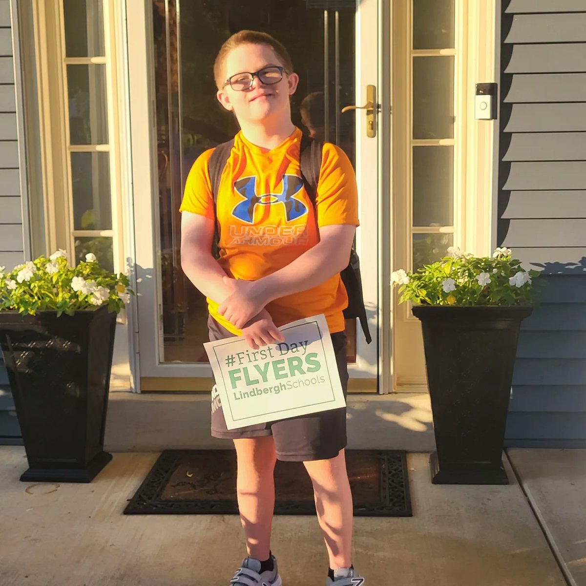 clyday8's tweet photo. Happy 1st day boys!! On to 6th grade and 3rd grade! #firstdayflyers ๐๐๐ https://t.co/gWTVRqOht1