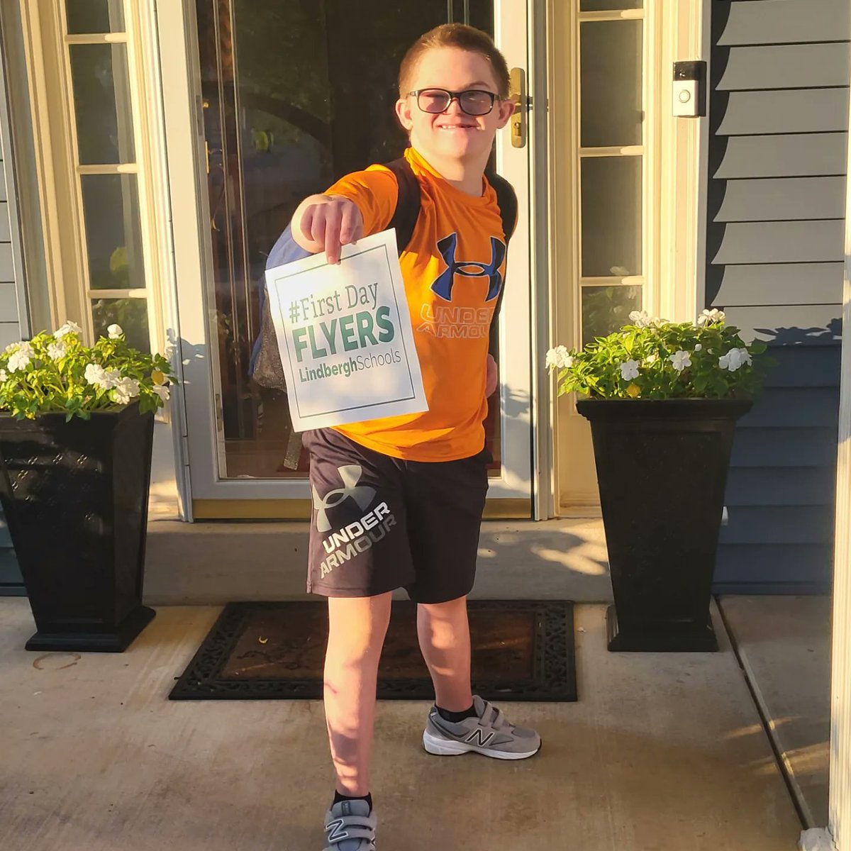 clyday8's tweet photo. Happy 1st day boys!! On to 6th grade and 3rd grade! #firstdayflyers ๐๐๐ https://t.co/gWTVRqOht1