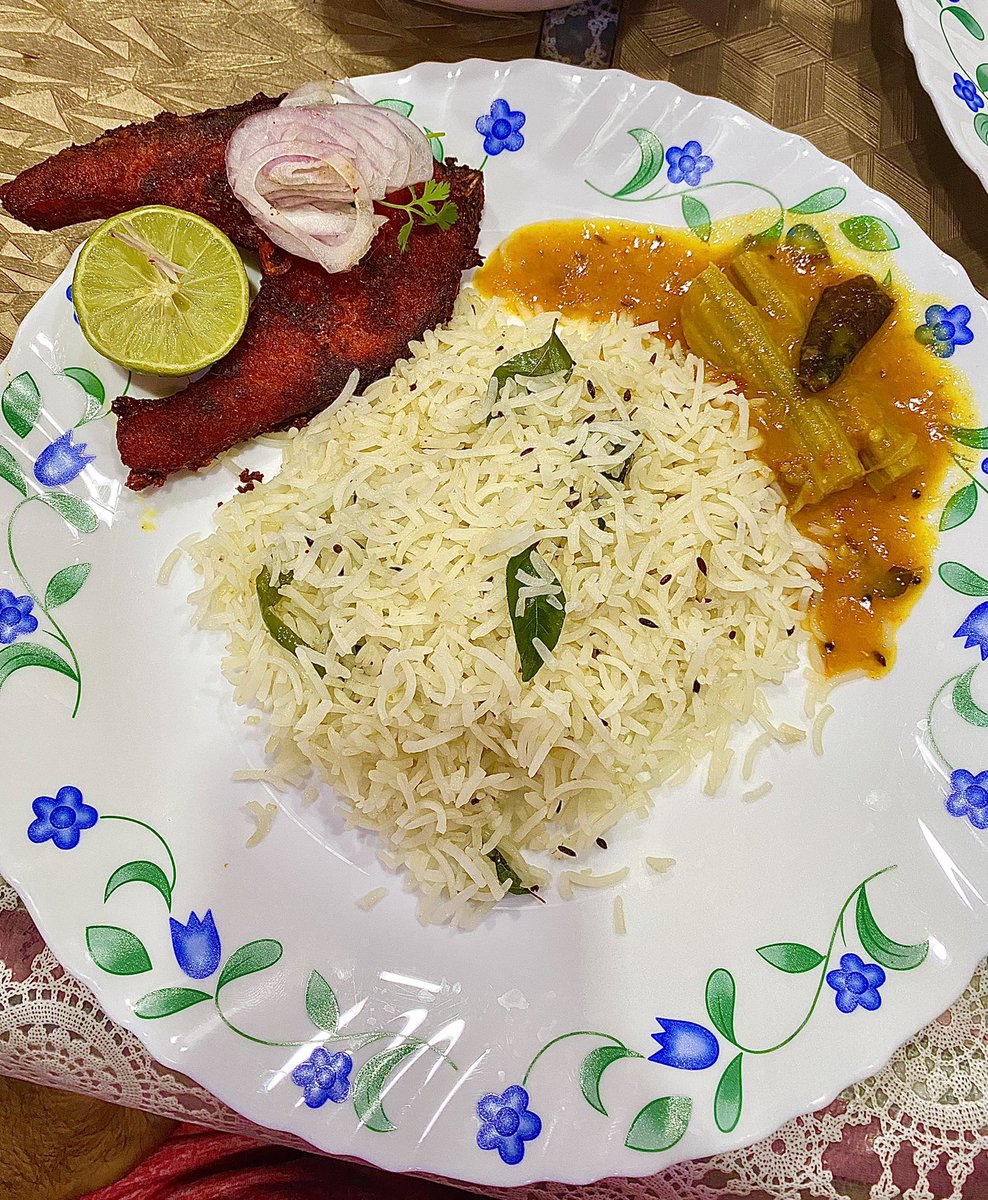 irfanhyd's tweet photo. Amazing combination 🏡 #HomeSweetHome #Foodie 🐟 🍚 curry #Hyderabad #ZeeraRice #KhattiDaal #Machhi fry 🤤 https://t.co/dlXnzUAnUx