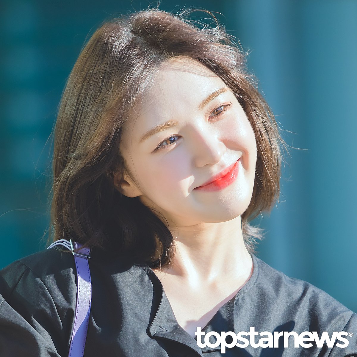 TSN_PHOTO's tweet photo. [HD포토] 레드벨벳 웬디, ‘자세히 보아야 더 예쁜 승완이 볼래?’ (웬디의 영스트리트 출근길) #웬디 #Wendy #레드벨벳 #RedVelvet #Feel_My_Rhythm #영스트리트 #출근 #퇴근 #프리뷰 https://t.co/M8vyGMpkhG <- Original Photo https://t.co/UZ3u7aGlQA