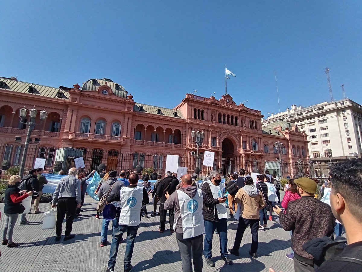 hipotecadosuva's tweet photo. La #SolucionUVA es política @alferdez . Las familias trabajadoras #HipotecadosUVA estamos pagando un crédito usurero que solo beneficia a los bancos. Freno a la #UsuraUVA !!!
@sbatakis @ceciliamoreauok @CarlosHeller @SergioMassa @AliAparicioOK https://t.co/fK00MMG2zk