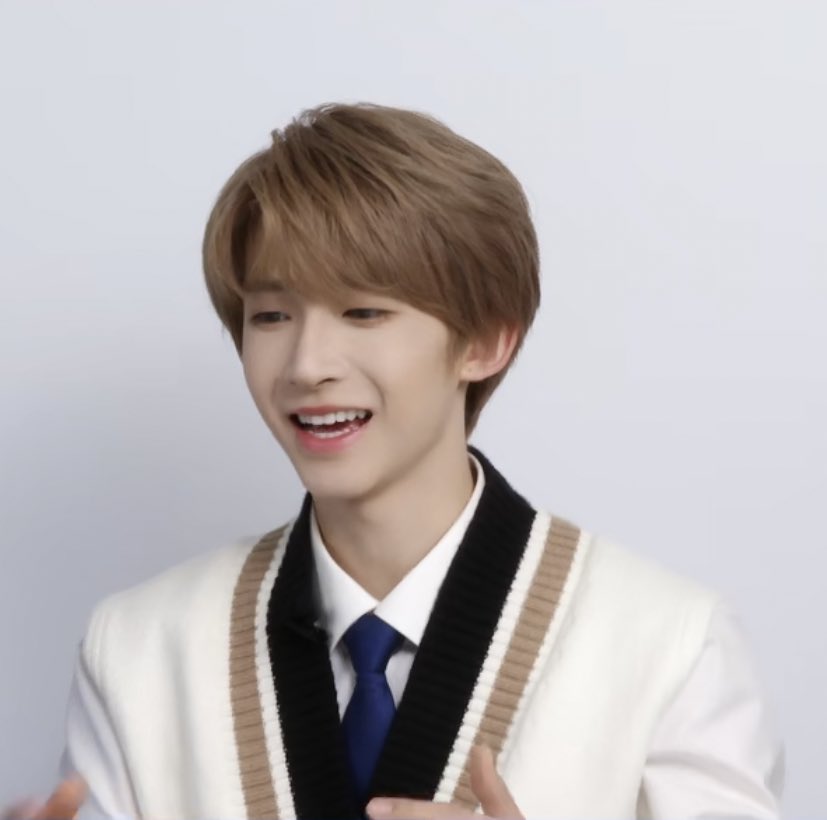 His expressions when talked about he ate luoshifen for the night snack time in summer 😅

Foreverlove for luoshifen 🍜