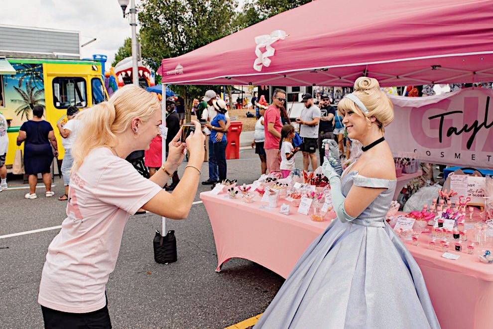 MyOwnMagic_'s tweet photo. Such a wonderful day today at Food Trucks on The Ave! Cinderella and Belle met so many amazing new friends &amp; made memories to last a life time! They cannot wait to tell their friends about today!
•••
Make sure to contact us today for some magical moments! 💙✨🌹💛 https://t.co/4cL9Zz7YoW