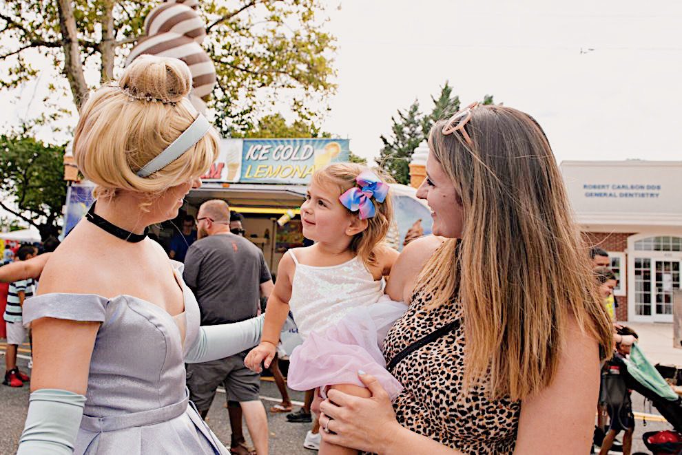 MyOwnMagic_'s tweet photo. Such a wonderful day today at Food Trucks on The Ave! Cinderella and Belle met so many amazing new friends &amp; made memories to last a life time! They cannot wait to tell their friends about today!
•••
Make sure to contact us today for some magical moments! 💙✨🌹💛 https://t.co/4cL9Zz7YoW