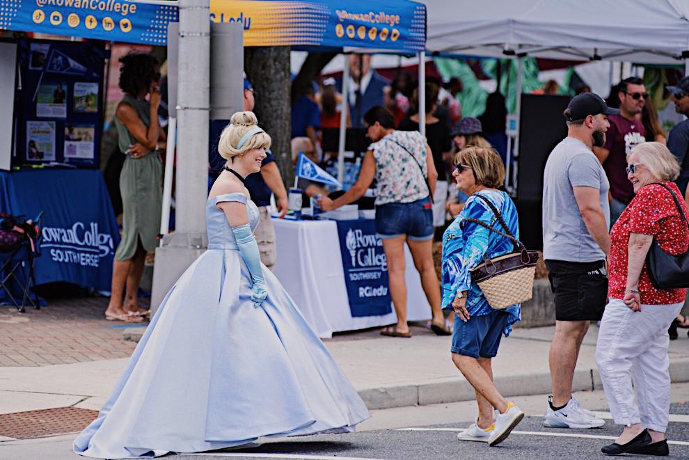 MyOwnMagic_'s tweet photo. Such a wonderful day today at Food Trucks on The Ave! Cinderella and Belle met so many amazing new friends &amp; made memories to last a life time! They cannot wait to tell their friends about today!
•••
Make sure to contact us today for some magical moments! 💙✨🌹💛 https://t.co/4cL9Zz7YoW
