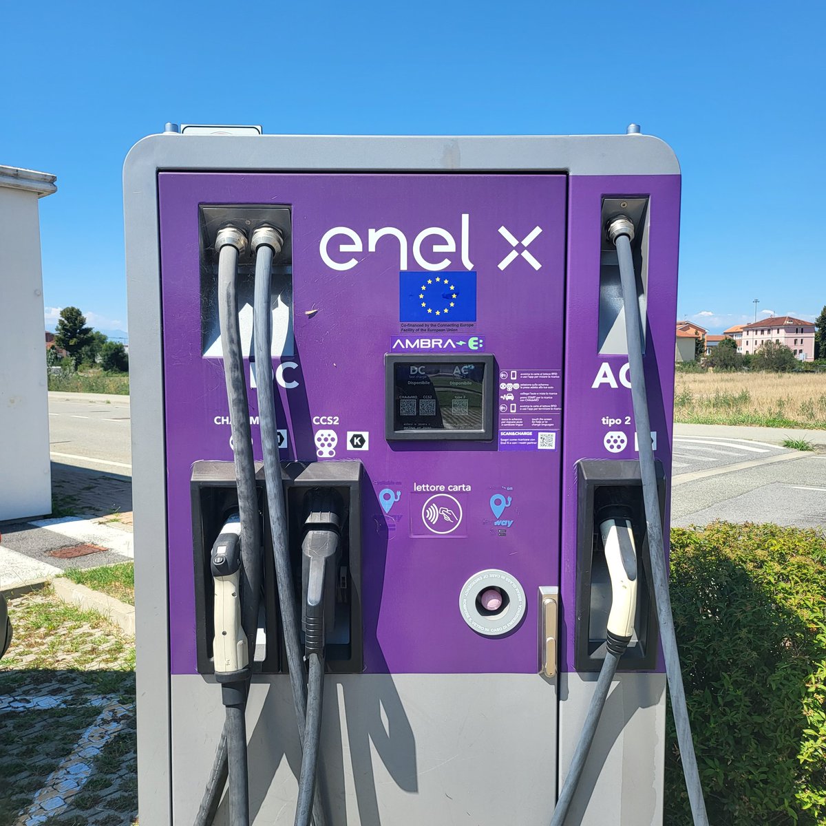frafacchini's tweet photo. La vergogna di @EnelXItalia è davvero senza fine. In viaggio per lavoro in zona Cuneo 4 colonnine su 4 non funzionanti. 12 tentativi di ricarica durati pochi secondi. Chiamate al call center inutili. #autoelettrica #enel https://t.co/sxPdYLgvlz