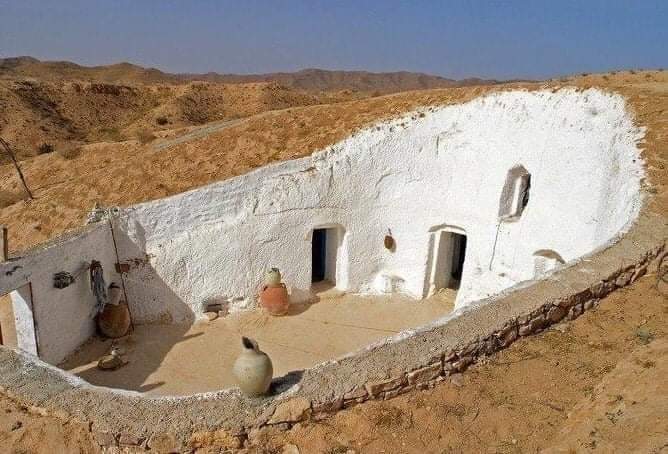 AnkaraBeyfendi's tweet photo. Polatlıda bir vatandaş artık herkesten iğreniyorum diyerek uzaktaki tarlasına avlulu bir ortaçağ mağara evi yaparak orda yaşamaya başladı. https://t.co/tHYBA9fnzs