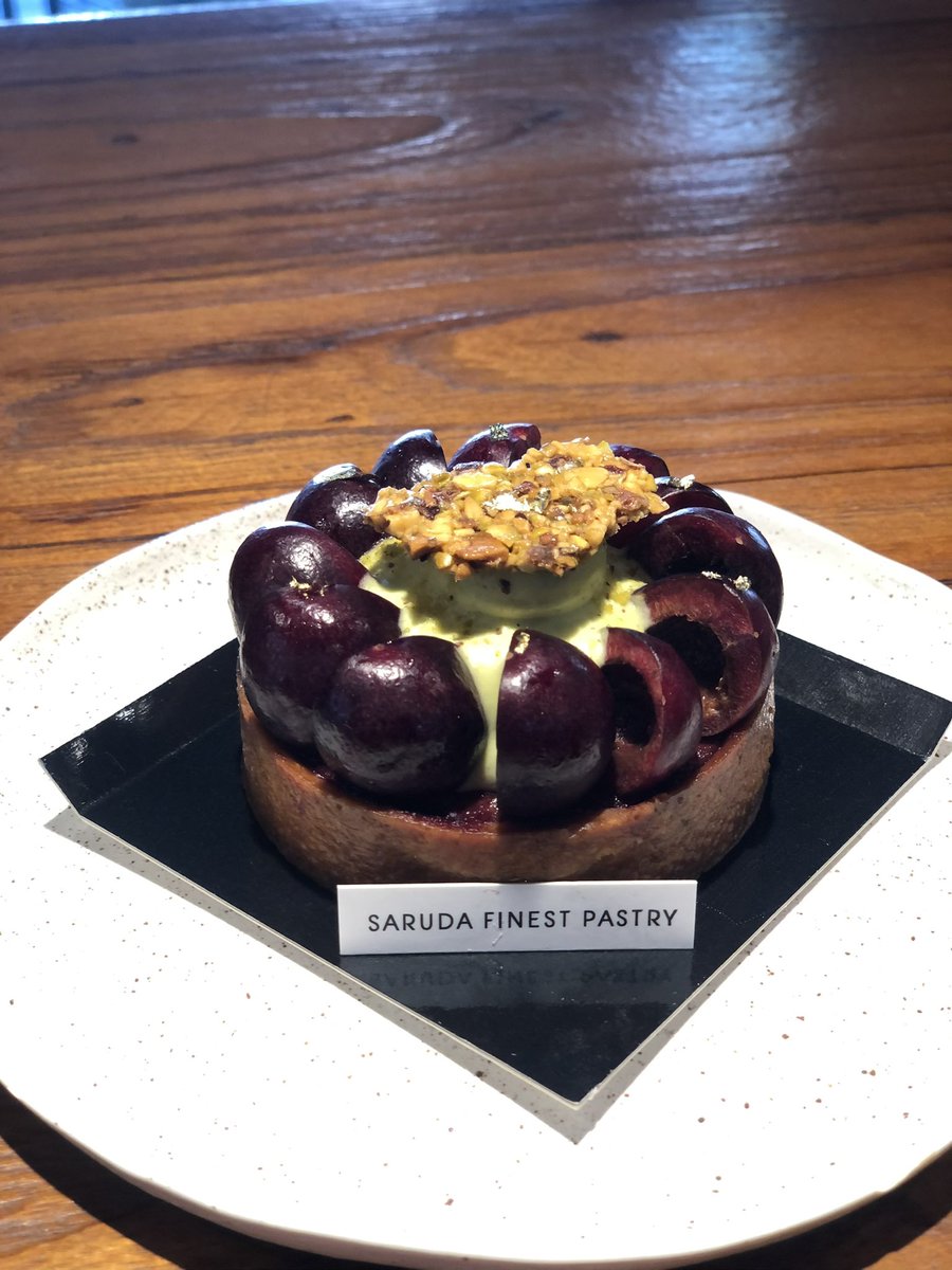 kritsatakorn's tweet photo. #Saruda #นิมาน #เชียงใหม่ ทุกคนอาจจะรู้จักร้านนี้อยู่แล้ว เป็นอันว่าวันนี้ มีเมนูใหม่มาแนะนำเป็น เชอรี่เค้ก คัฟ อร่อยมาก ดื่มพร้อมกับชา coconut black tea เข้ากันได้ดีคัฟ รับรองไม่ผิดหวัง #รีวิวเชียงใหม่ https://t.co/2hJG2A9ood