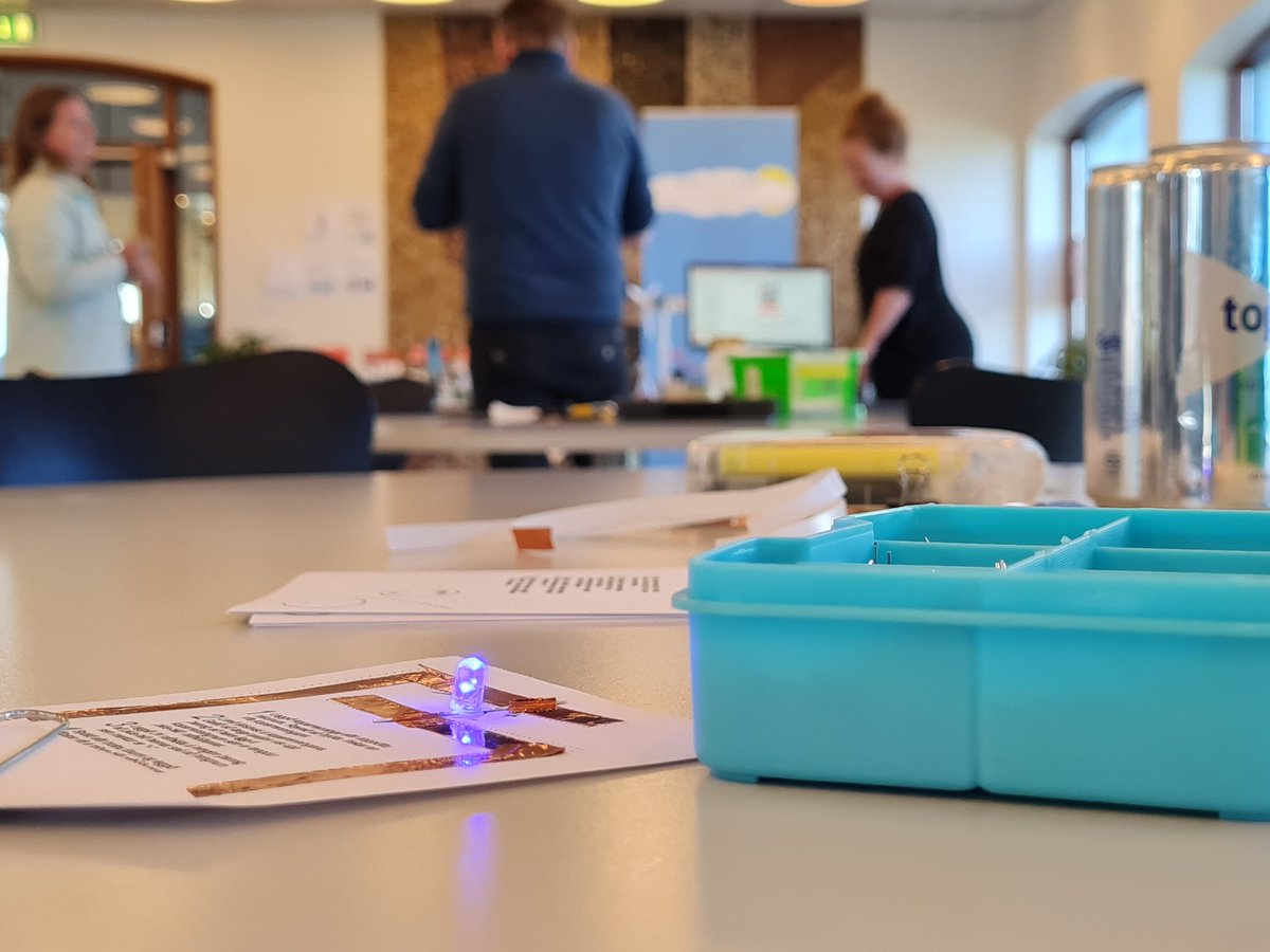 visindasmidjan's tweet photo. Vísindasmiðjan er meðal kynningaraðila á nýnemadögum Menntavísindasviðs í dag. ✌️1/4 #menntaspjall https://t.co/z0lZstrdeV