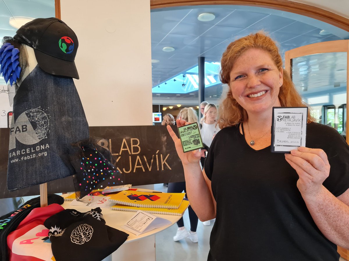 visindasmidjan's tweet photo. Vísindasmiðjan er meðal kynningaraðila á nýnemadögum Menntavísindasviðs í dag. ✌️1/4 #menntaspjall https://t.co/z0lZstrdeV