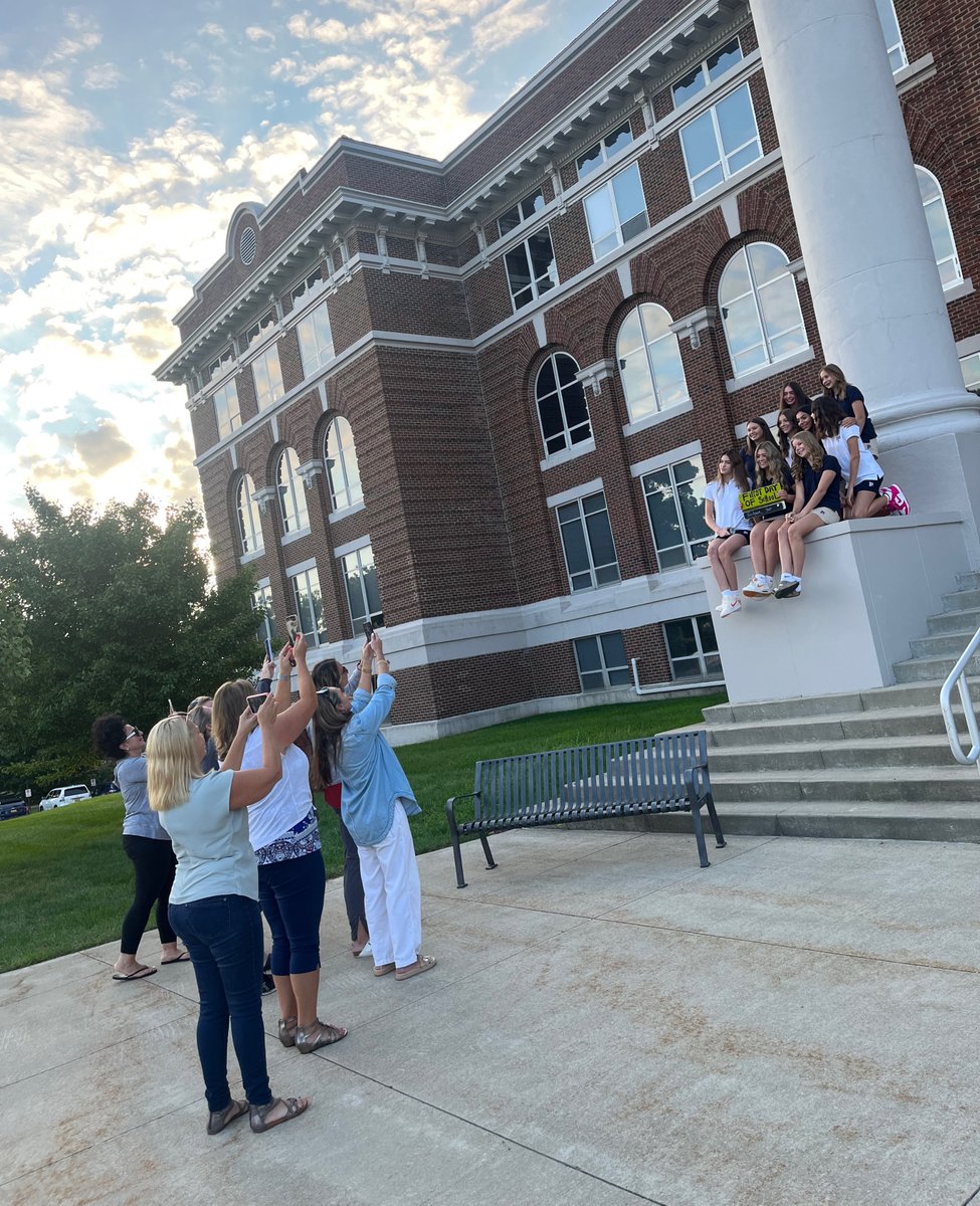 PowersCatholicH's tweet photo. First day, round 2! Gotta get that #firstdayphoto! Happy #FirstDayofSchool to the seniors and the freshmen! https://t.co/XPZb6REmxp