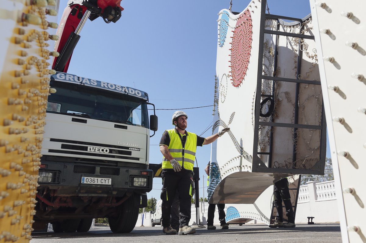 ayto_merida's tweet photo. 🎡 La Feria de Mérida vuelve a resurgir y poco a poco va tomando forma con el montaje de la portada. #FeriaMérida2022 https://t.co/GPT9tf6dy6