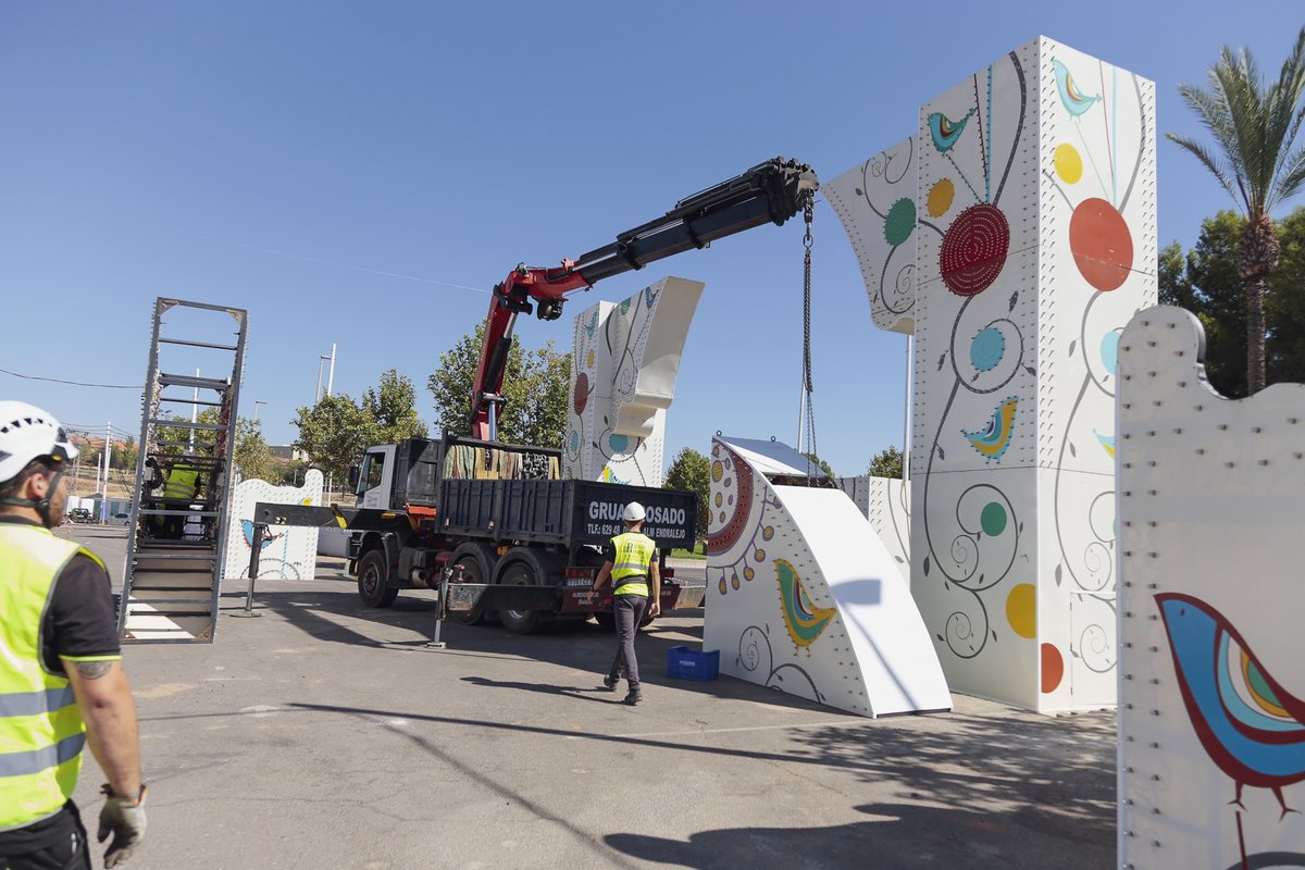 ayto_merida's tweet photo. 🎡 La Feria de Mérida vuelve a resurgir y poco a poco va tomando forma con el montaje de la portada. #FeriaMérida2022 https://t.co/GPT9tf6dy6