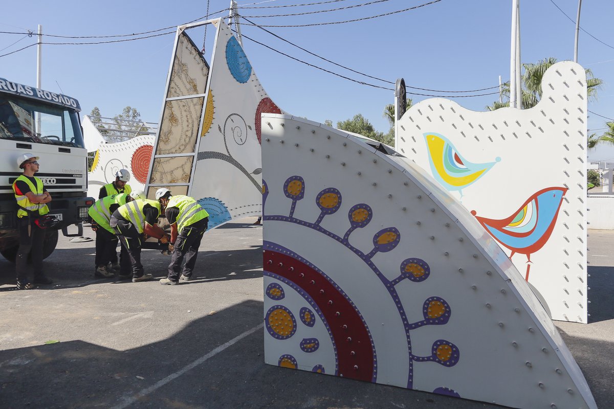 ayto_merida's tweet photo. 🎡 La Feria de Mérida vuelve a resurgir y poco a poco va tomando forma con el montaje de la portada. #FeriaMérida2022 https://t.co/GPT9tf6dy6
