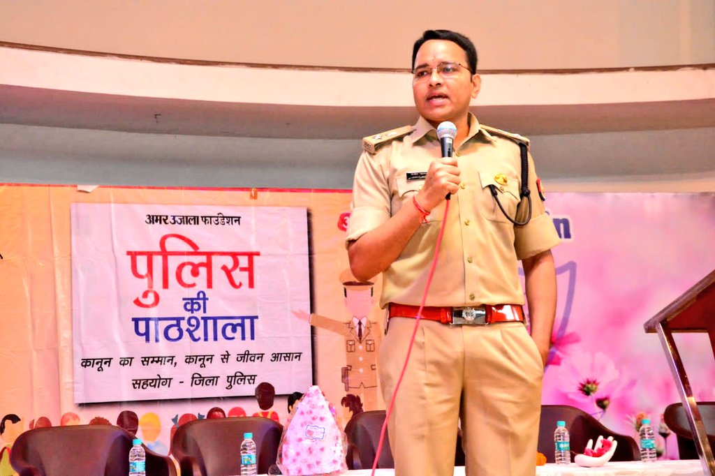 IPSVineet's tweet photo. " पुलिस की पाठशाला " !!
@muzafarnagarpol https://t.co/C85OFjLv1F