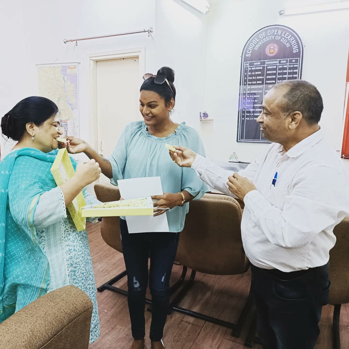 DUSOLOfficial's tweet photo. एसओएल के ट्रांसजेंडर छात्र को प्रिंसिपल प्रो. यू.एस. पांडे द्वारा डिग्री और पुरस्कार से नवाजा गया। @SOL_UnivofDelhi @UnivofDelhi @DrPayalmago
#transgender #SolStudents #soldu #baprogram #degree #2016session #Result #Exam 

Link for YouTube Video: 

https://t.co/x6I9apQiCT https://t.co/zgJwYFBjxJ
