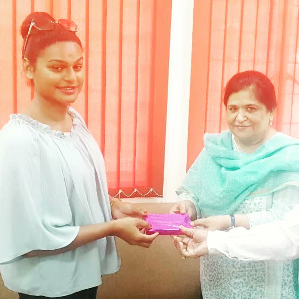 DUSOLOfficial's tweet photo. एसओएल के ट्रांसजेंडर छात्र को प्रिंसिपल प्रो. यू.एस. पांडे द्वारा डिग्री और पुरस्कार से नवाजा गया। @SOL_UnivofDelhi @UnivofDelhi @DrPayalmago
#transgender #SolStudents #soldu #baprogram #degree #2016session #Result #Exam 

Link for YouTube Video: 

https://t.co/x6I9apQiCT https://t.co/zgJwYFBjxJ