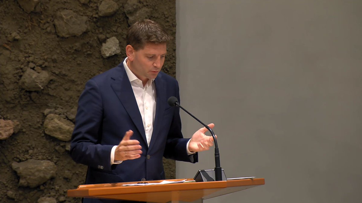 HugoSpain's tweet photo. Meneer @jpaternotte beweert met droge ogen dat stikstof een broeikasgas is. Man man man. https://t.co/x4R0jb5d4p