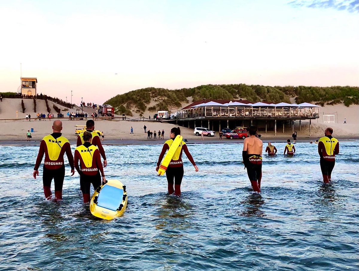 BrandweerHollum's tweet photo. Wij hebben gisteravond een zeer geslaagde oefenavond gehad met de lifeguards van de @KNRM. In het kader van bij elkaar in de keuken kijken hebben we aan elkaar laten zien wat voor materieel we hebben en wat we er mee kunnen. https://t.co/5iJkCGhkKh