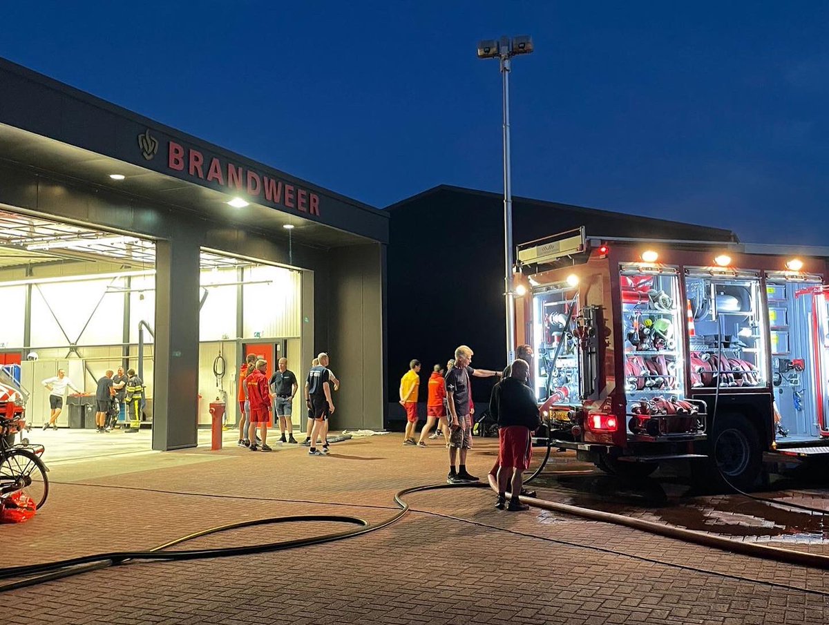 BrandweerHollum's tweet photo. Dit mochten we uiteraard zelf ook proberen. Zo hebben wij een aantal redding technieken mogen proberen in zee en zijn we als drenkeling opgepikt door de waterscooter. Vervolgens mochten de @KNRMLifeguard op de kazerne ervaren hoe het is om met ademlucht te lopen https://t.co/rr8hUhPbDX
