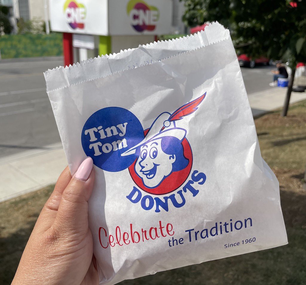AuburnLaneCA's tweet photo. You can keep your crazy food. We are really here for #TinyTomDonuts 💙❤️ #LetsGoToTheEx https://t.co/LKLi5Ogcvc https://t.co/xpT1HqH3rQ