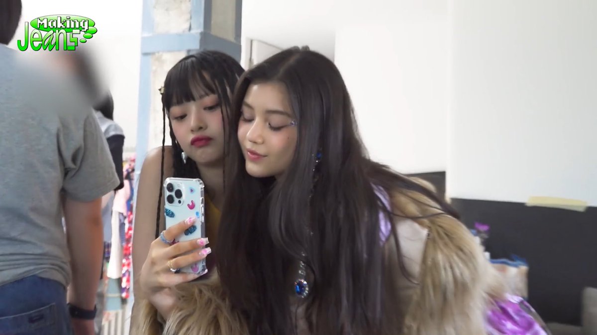 NEWJEANSPlCS's tweet photo. Making Jeans Episode 
📁 https://t.co/hRRHMMSJaq https://t.co/rWOX3sBgDD