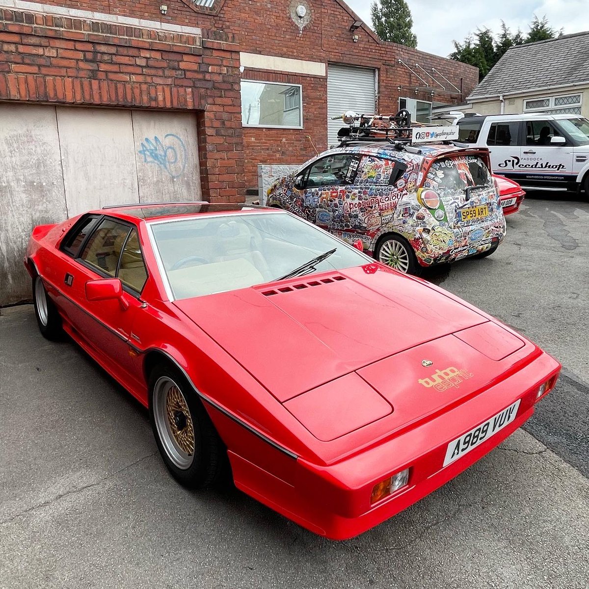 Popbangcolour's tweet photo. Over the Paddock Speedshop with paddock life today doing a bit of filming - it’s an Aladdin cave of goodness 
👀🚗👍🏻

I spy a couple of #Paintwithcars on display 🎨

#PaddockLife #PaddockSpeedshop https://t.co/dLgJMegzTR