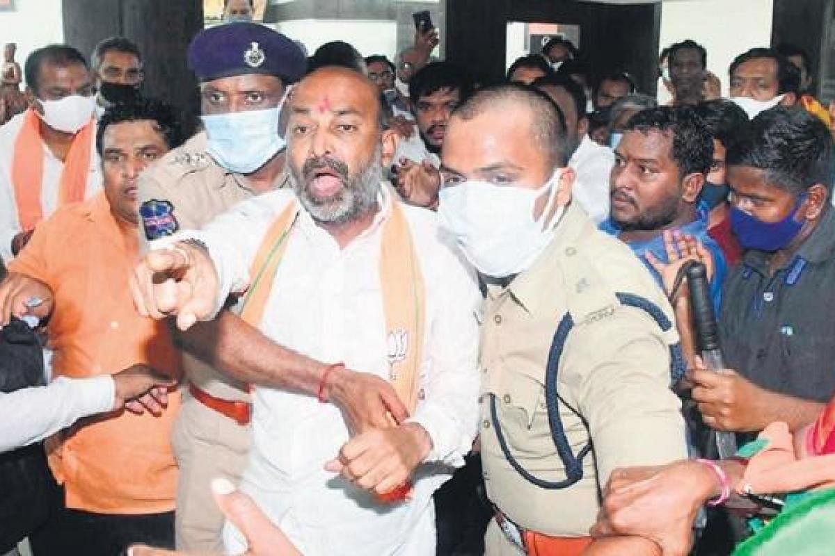 dasraghubar's tweet photo. तेलंगाना सरकार के द्वारा @BJP4Telangana के अध्यक्ष @bandisanjay_bjp जी की गिरफ्तारी की कड़ी निंदा करता हूं।

टीआरएस सरकार और केसीआर भाजपा की लोकप्रियता से डरे हुए हैं। तेलंगाना की जनता इस सरकार से त्रस्त है। इस बार के चुनाव में इस सरकार को जनता उखाड़ फेंकेगी। https://t.co/xbtybVn4vO