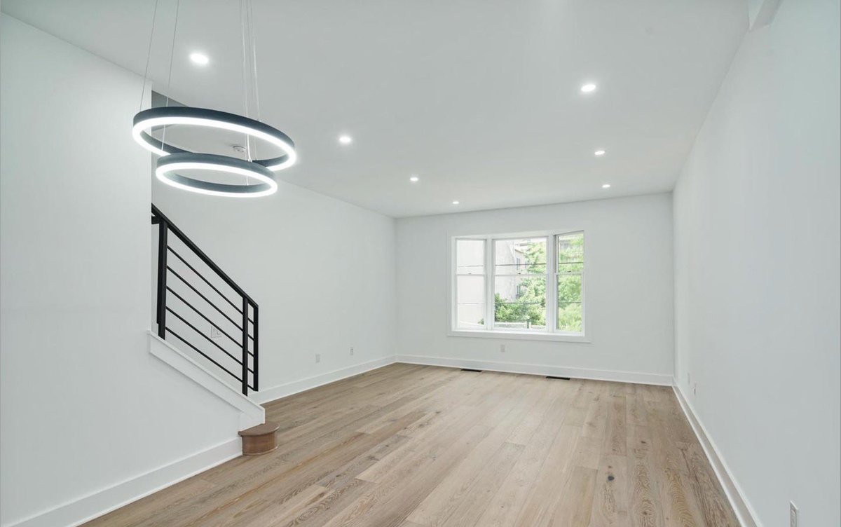 Mini_Mangs's tweet photo. Finally bought my first Million Dollar Listing. A lot of blood, sweat &amp; tears went into this one. 

Financial breakdown:
Cash to Close @ 10% down: $100,638.62
Monthly Payment @ 4.125% interest rate: $5,355.72 https://t.co/oR9sSinKjU