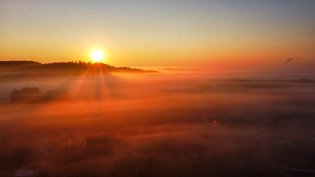 _alanstewart's tweet photo. That Southern Indiana sunrise this morning over the fog … 🤌🏻🤌🏻🤌🏻 #inwx #kywx #Corydon https://t.co/3uDUyNM6dD