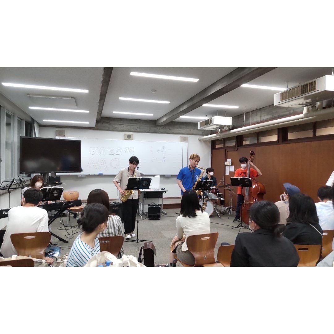 johnan_meets's tweet photo. 【交流内容】
上智生・南山生合同でセッションを行いました！事前にピックアップした曲以外にも、当日その場で追加的に選んだ曲のセッションも行いました。
交流時間が短く、もう少し延長して行いたいと感じるほど楽しいひとときを過ごすことができました。 https://t.co/n7JUfNTfvf