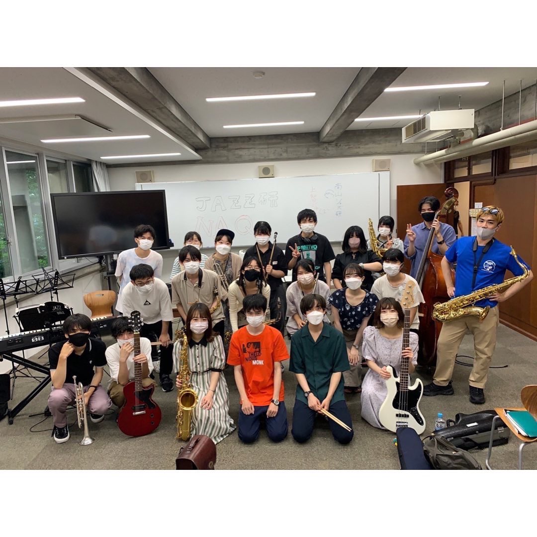 johnan_meets's tweet photo. 【交流内容】
上智生・南山生合同でセッションを行いました！事前にピックアップした曲以外にも、当日その場で追加的に選んだ曲のセッションも行いました。
交流時間が短く、もう少し延長して行いたいと感じるほど楽しいひとときを過ごすことができました。 https://t.co/n7JUfNTfvf